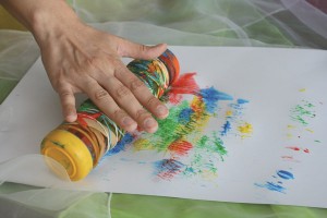 Divertirse y pintar con niños con discapacidad