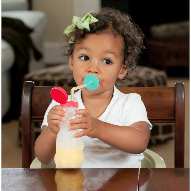 Porqué es mejor para los bebes tomar agua en un vaso con popote en