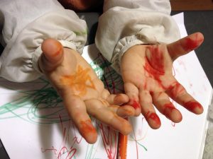 manos-pintadas-nino-pedagogia-waldorf-hoptoys
